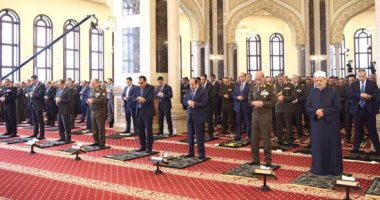 الرئيس السيسى وقادة القوات المسلحة يؤدون صلاة الجمعة بمسجد المشير 