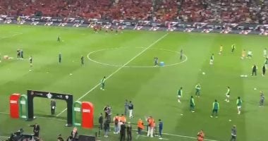 لاعبو الأهلي والزمالك يجرون عمليات الإحماء قبل نهائي كأس مصر