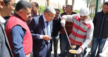 محافظ المنيا يتفقد مشروع "قدرة الفول المدمس" لتوزيعها مجانا على الأكثر احتياجا