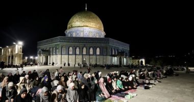 رغم الحصار.. آلاف الفلسطينيين يؤدون صلاة الترويح في المسجد الأقصى