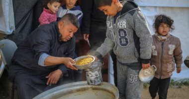 الأمم المتحدة تحذر : أطباء غزة يعملون على مدار الساعة بدون طعام   