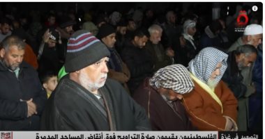 "يصلون في العراء".. الفلسطينيون يقيمون صلاة التراويح فوق أنقاض المساجد المدمرة