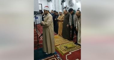 صلاة التراويح من مسجد التنعيم فى مرسى مطروح وسط أجواء روحانية.. فيديو