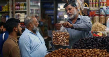 شهر رمضان فى باكستان.. انتعاش الأسواق وموائد الرحمن