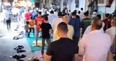 إغلاق الشارع من الأعداد.. صلاة التراويح رابع أيام شهر رمضان فى الأقصر.. فيديو
