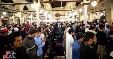 آلاف المصلين يؤدون صلاة التراويح بالجامع الأزهر الشريف.. صور 