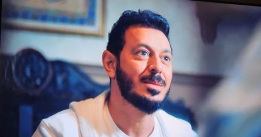 مسلسل المعلم الحلقة 14.. أحمد عبدالله محمود يساعد المعلم فى السفر للسويس 