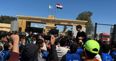 متطوعو التحالف الوطنى ينظمون وقفة مع الشعب الفلسطينى أمام معبر رفح