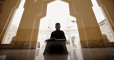 قراءة القرآن والصلاة والتعبد.. روحانيات رمضان بمساجد باكستان