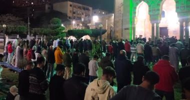 المسجد امتلأ بالمصلين.. شاهد صلاة التراويح بمسجد ناصر فى بنها