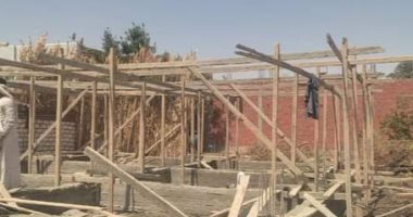إيقاف أعمال بناء منزل مخالف بقرية أبنود في قنا  