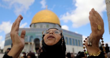 فليسطينيون يؤدون الصلاة فى المسجد الأقصى 