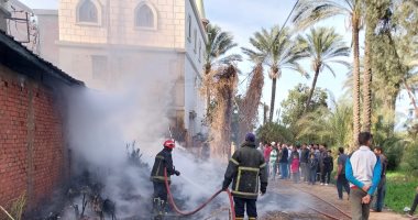 الحماية المدنية تسيطر على حريق داخل حظيرة مواشى بدمياط.. صور