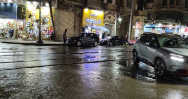 أمطار ليلية تضرب الإسكندرية وانخفاض الحرارة بالتزامن مع نوة الشمس.. فيديو
