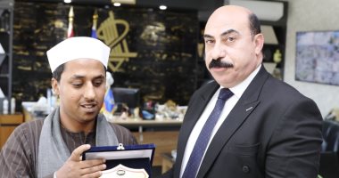 محافظ أسوان يكرم الحاصل على المركز الأول عالميا فى مسابقة القرآن الكريم