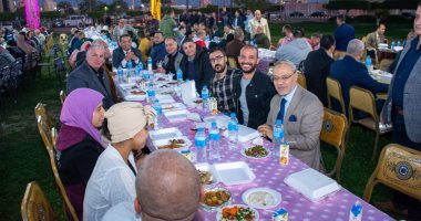 رئيس جامعة طنطا ينظم حفل إفطار جماعى للعمال المؤقتين وأسرهم.. صور