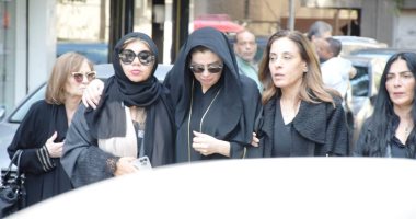 وصول رانيا فريد شوقي لمسجد الكواكبي لتشييع جثمان والدتها  