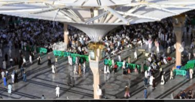 250 مظلة لقاصدى المسجد النبوى لحماية المصلين