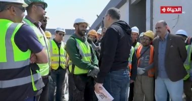 عمرو الليثي يهدى عمال بمحطة كهرباء 10 آلاف جنيه ببرنامج "واحد من الناس"