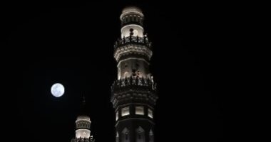 القمر البدر يُزين سماء المدينة المنورة لشهر رمضان المبارك.. صورة