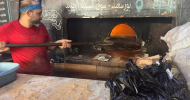 واقف قدام النار طول النهار.. أحلى شوية سمك فى سوق بورسعيد.. فيديو وصور