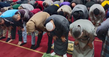 روحانيات الشهر الكريم.. دموع وخشوع فى تراويح ليلة 16 من رمضان بالأزهر (فيديو)
