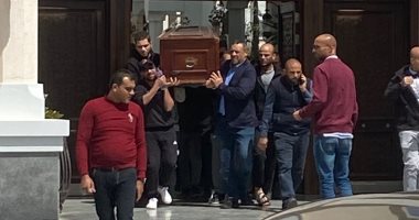 الموسيقار خالد حماد يؤدى صلاة الجنازة على جثمان والدته