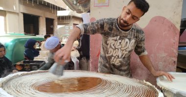 حلوانى من بعيد.. شاهد الشاب أحمد وحكاية 8 سنين فى صنع الكنافة البلدى لأهالى الغربية