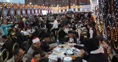 5 آلاف شخص يحضرون مائدة الإفطار الجماعى فى بنى سويف.. فيديو