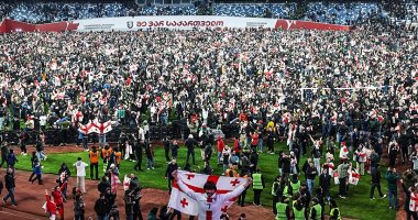 منتخب جورجيا إلى يورو 2024 لأول مرة والجماهير تحتفل بالملعب.. فيديو
