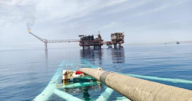البترول البحرية تبدأ إنزال الخط البحرى الأول بمشروع حقول أكتوبر