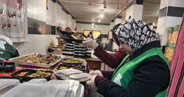 مكان واحد يقدم 2000 وجبة يوميا فى العريش لأهل فلسطين العالقين.. فيديو