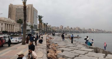 أهالى الإسكندرية يستمتعون بحالة الطقس على الكورنيش مع ارتفاع درجات الحرارة