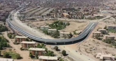 شاهد كوبري أعلى مزلقان السيل بمحافظة أسوان يحل أزمة توقف المرور.. فيديو