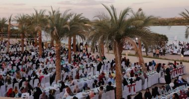 محافظ أسوان يشارك 1500 من العاملين والمواطنين إفطار رمضان