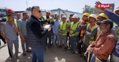 "واحد من الناس" يلتقى عمال بناء مستشفى شبين القناطر ويهديهم 10 آلاف جنيه