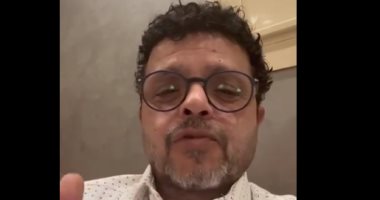 محمد هنيدي يظهر بشعره كنيش ويطمئن جمهوره على صحته.. فيديو