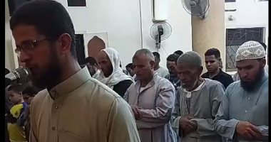 كأنه هو.. إمام بمسجد قرية ريدة بالمنيا يصلى التراويح بصوت السديس.. فيديو
