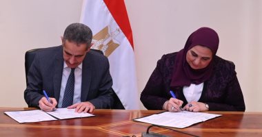وزيرة التضامن ومحافظ الغربية يوقعان عقد تمليك مقر لبنك ناصر بطنطا