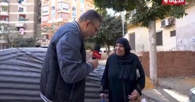 عمرو الليثى يهدى سيدة عجوز 5 آلاف جنيه جائزة برنامج واحد من الناس