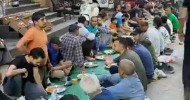 منطقة الموسكي تدخل سباق الخير في شهر رمضان بأكبر مائدة بطول شارع الجامع الأحمر
