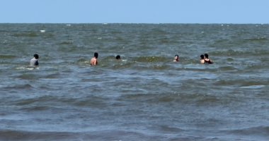 "كأننا في الصيف" الشباب يستمتع بالسباحة في بحر بورسعيد.. فيديو
