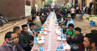 الآلاف على أكبر مائدة إفطار جماعية في جزيرة الوراق بالجيزة.. فيديو وصور