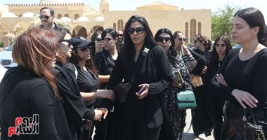 وصول جثمان والدة الفنانة التونسية ساندى على للمجمع الإسلامي