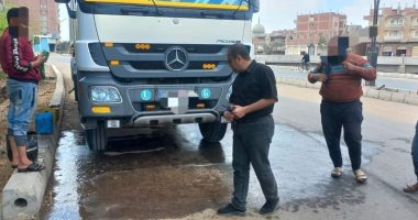 تحرير محضر ضد صاحب سيارة بالدقهلية بتهمة إتلاف الأسفلت لغسيل السيارات فى الطريق