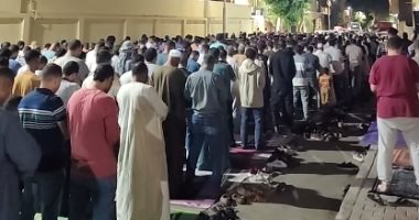 المصلون يملأون المساجد فى صلاة تراويح آخر ليلة وترية بمدينة الأقصر.. فيديو