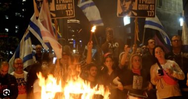 وسائل إعلام عبرية: متظاهرون يضرمون النار ويغلقون طرقا بمحور أيالون بتل أبيب