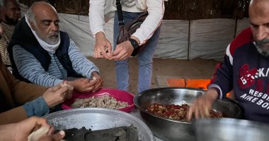 خبز فى الرمل.. "اللصيمة" وجبة الإفطار التراثية فى رمضان بشمال سيناء.. فيديو