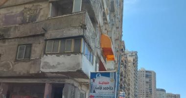 سقوط أجزاء من عقار على كورنيش الإسكندرية دون خسائر.. فيديو