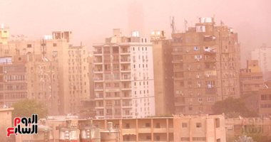 عاصفة ترابية تغطى سماء القاهرة والجيزة وتوقعات بسقوط أمطار 